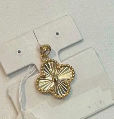K18 Gold Clover Pendant